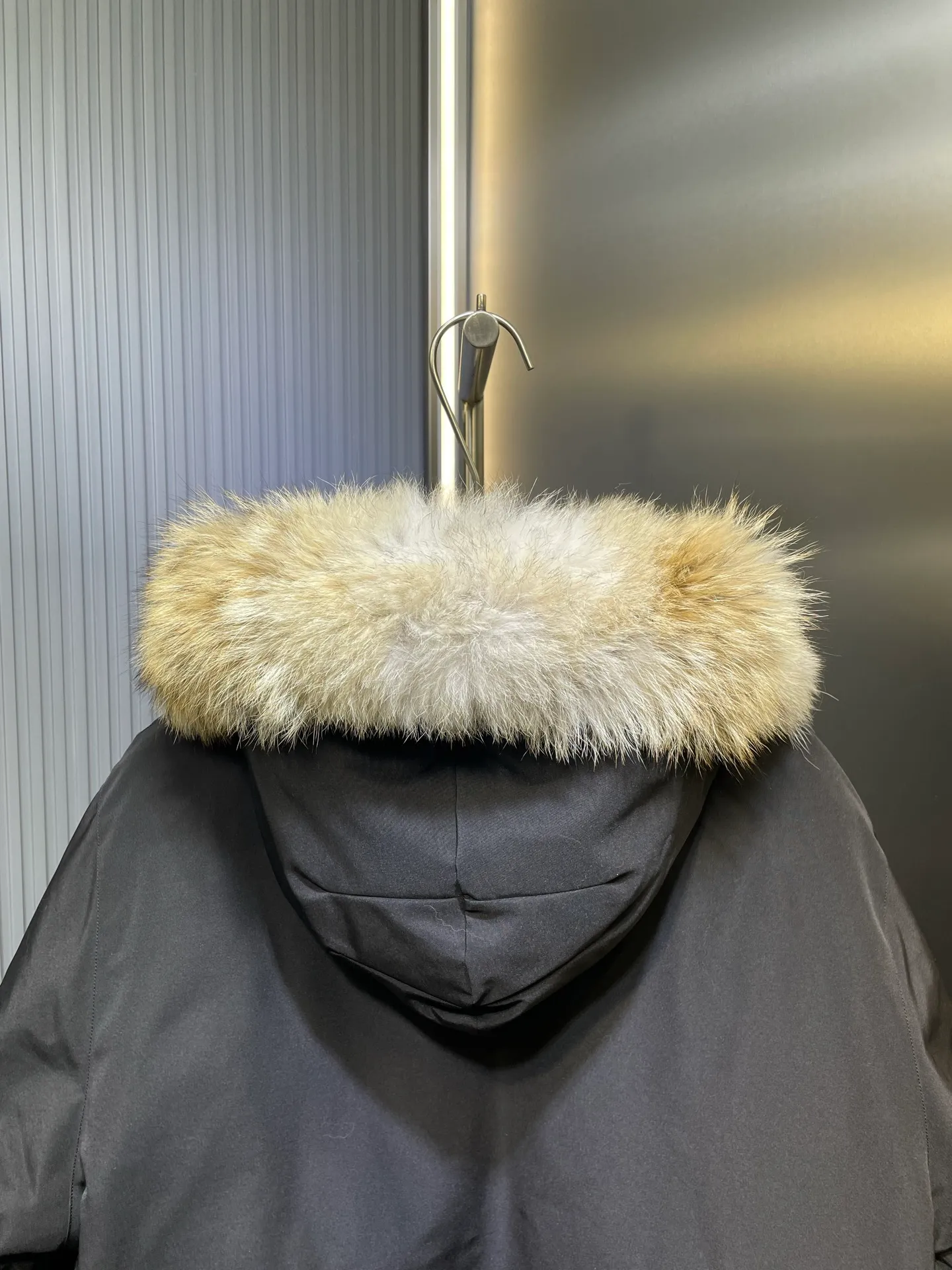 P910 special version 🌟 🇨🇦CANADA GOOES 24 new models 08 models/couple models Factory direct supply: supplying global purchasing agents, micro-business, entities, Tmall, high-end stalls and studio cooperation, free shipping! Canada Goose Expedition Parka 2008 is the same style for men and women. It is mid-length and the most timeless classic. All Arctic and Antarctic scientific expedition teams choose Canada Goose as their cold-proof equipment. It is the Rolls-Royce of down jackets. ➖ Industry-leading anti-counterfeiting chip sensing. ➖ Imported Behringer embroidery machines and customized embroidery labels, the highest level and industry leading. ➖ Imported Korean 21-count polyester-cotton blended original fabric, TC85 waterproof coated fabric, water-repellent, windproof and wear-resistant. ➖ The new national standard 80 white duck down is filled with an average of 520 grams of down. The amount of down filled is industry-leading. ➖ 100% nylon lining with double double-layer sealing design to prevent velvet running, and seamless thread design on the cuffs! ➖ Western Canadian Green Wolf Collar. ➖ Yoshida YKK provides original factory-customized electroplated sliders. YKK two-way lockable zippers are tight and smooth and do not peel off paint. ➖ 3M composite Velcro is durable and the accessories and hardware are all custom-made. Note: Our copywriting is only simple and clear. Instead of bragging about the copywriting, it is better to compare and understand with samples. Only for the purest goose, the most dedicated, the most professional, the highest quality, the highest cost performance!  Size:XS-XXL